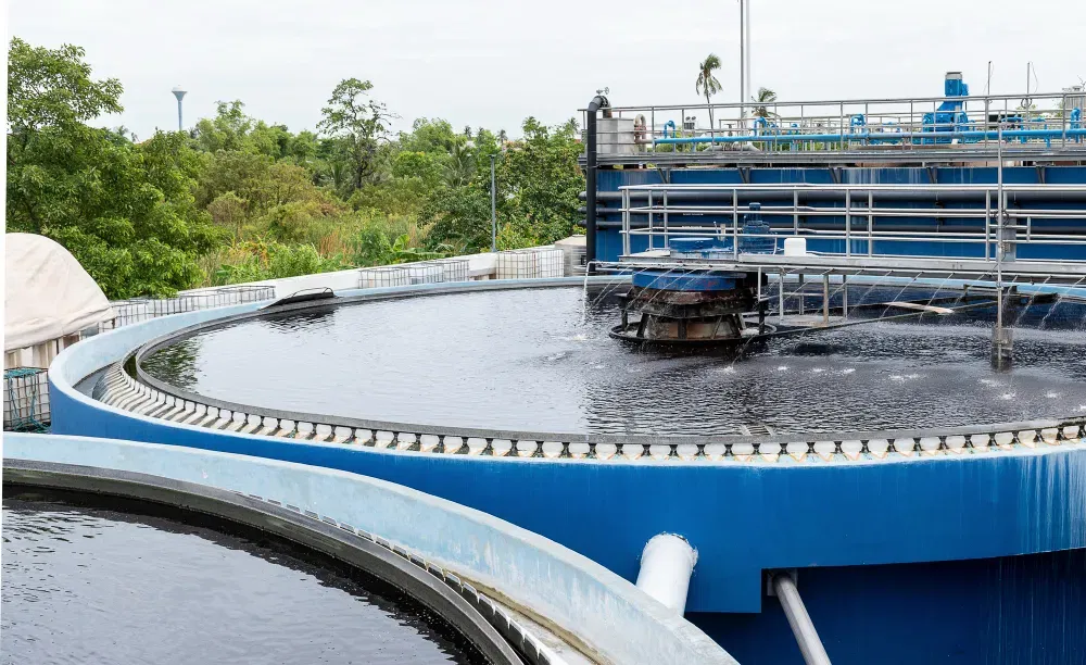 Estação industrial de tratamento de água com tanques e equipamentos